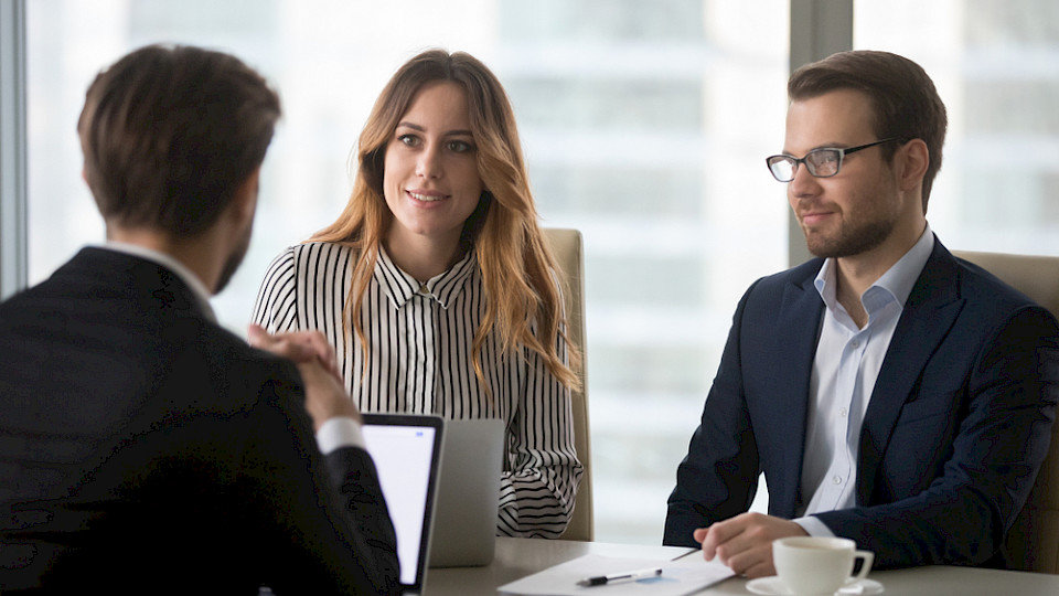 Bei den wohlhabenden Kunden ist offenbar die Beratung deutlich weniger wichtig als die Höhe der Gebühren. (Bild Shotterstock/fizkes)
