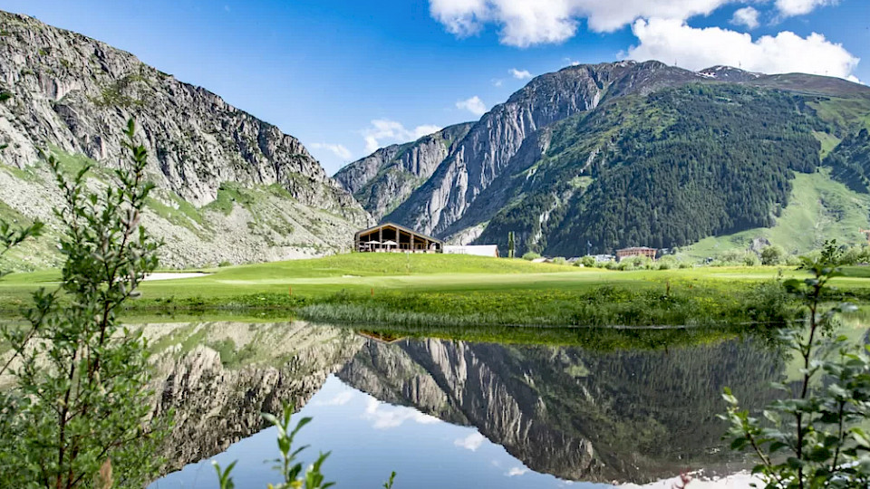 Wer die Grand Tour of Switzerland in Andermatt unterbricht, erhält gute Golfmöglichkeiten. (Bild pd)