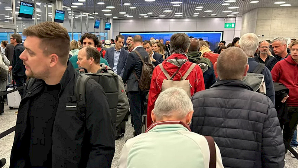Die langen Wartezeiten bei der Sicherheitskontrolle nerven die Reisenden. (Bild:Twitter/@RetoWILD)
