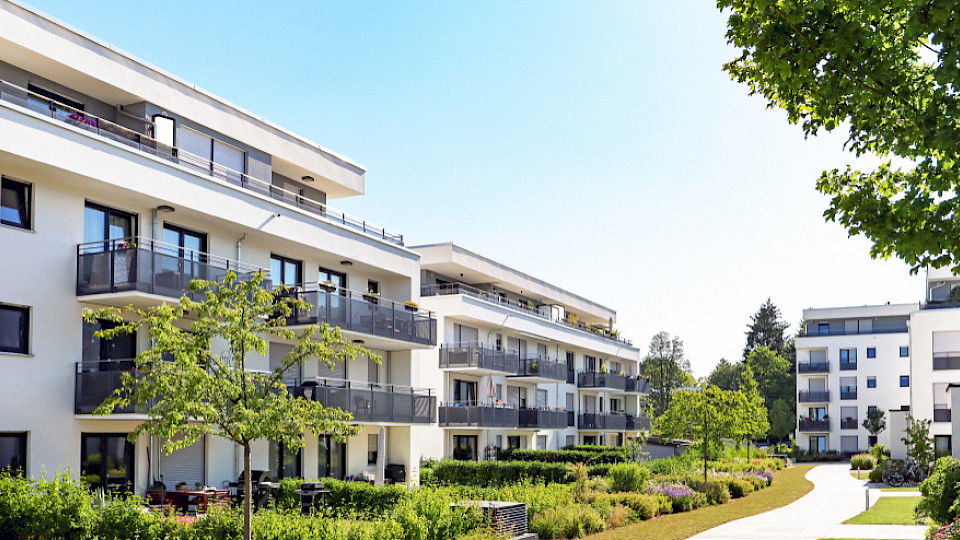 Die angebotenen Preise für Eigentumswohnungen stiegen, bei den Einfamilienhäusern gaben sie leicht nach. (Bild Shutterstock/PIXEL to the PEOPLE)