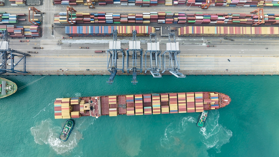 Die Ausfuhren aus China gingen stärker zurück als angenommen. (Bild Shutterstock/asharkyu)