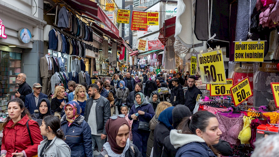 Die Bevölkerung leidet unter der schwachen Währung, die Geschäfte locken mit Discount. (Bild Shutterstock/tolga ildun)