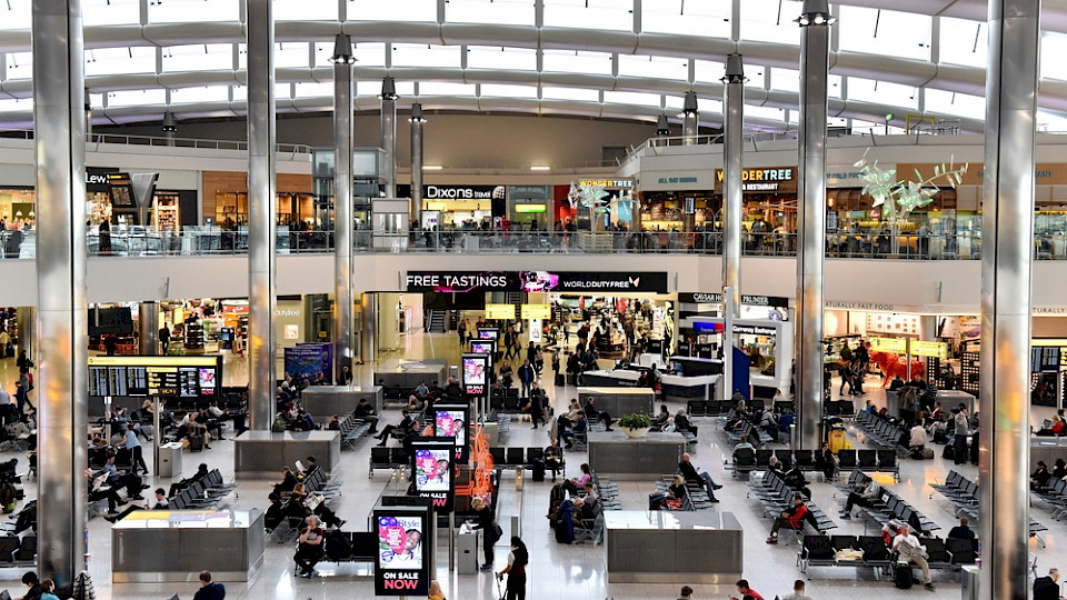 Die Streiks könnten zu längeren Warteschlangen bei den Sicherheitskontrollen führen. (Bild Shutterstock/1000 Words)