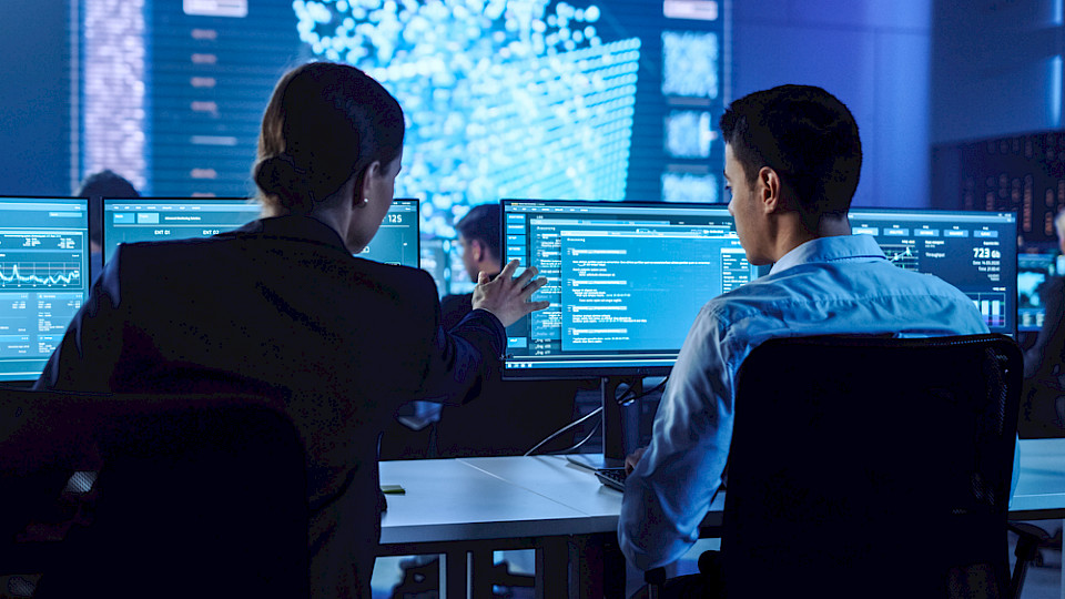 Drei Viertel der Firmen haben nach wie vor Mühe, Personal zu finden. Besonders ausgeprägt sei der Fachkräftemangel bei IT- und technischen Berufen. (Bild Shutterstock/Gorodenkoff)