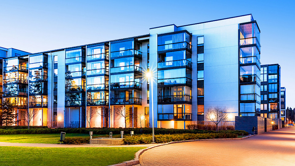 Zu den 20 Core Immobilien im Fonds gehören unter anderem Wohnhäuser und Büroliegenschaften. (Bild Shutterstock/Mark Oleksiy)