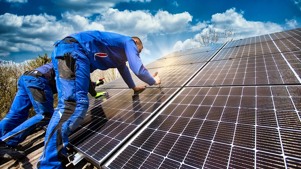 Neun von zehn Solar-Unternehmen suchen derzeit neue Mitarbeiter. (Bild Shutterstock/moreimages)