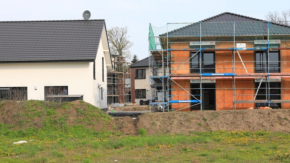Im April 2023 gab es in Deutschland einen Drittel weniger Bauzusagen für Einfamilienhäuser als ein Jahr zuvor. (Bild Shutterstock/Traveller70)