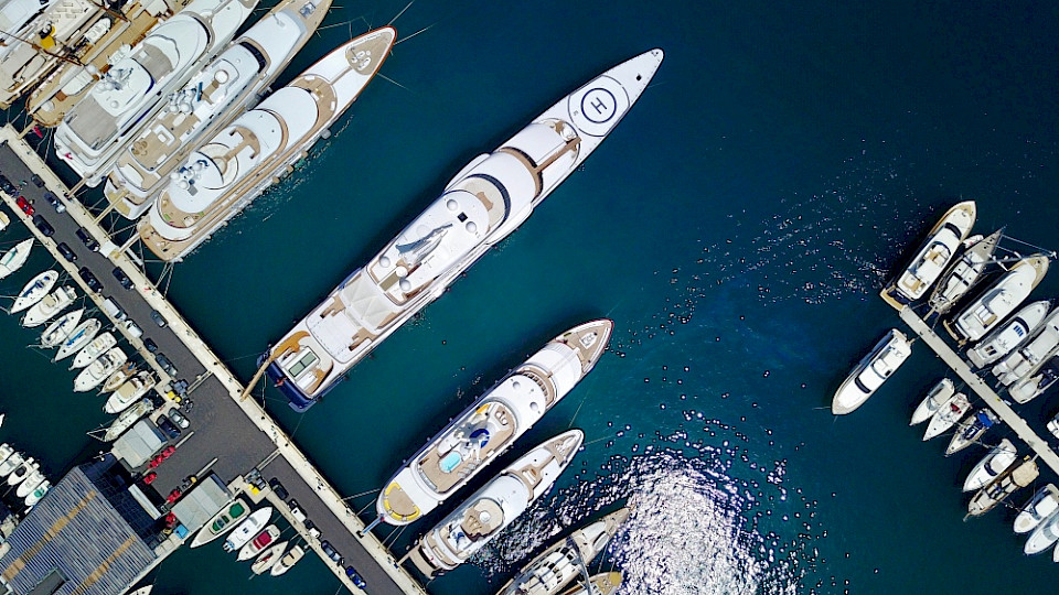 Neben der eigenen Yacht setzen die High Net Worth Individuals laut Umfrage mehr auf Private Assets als Anlage. (Bild Shutterstock/Ryan McGill)
