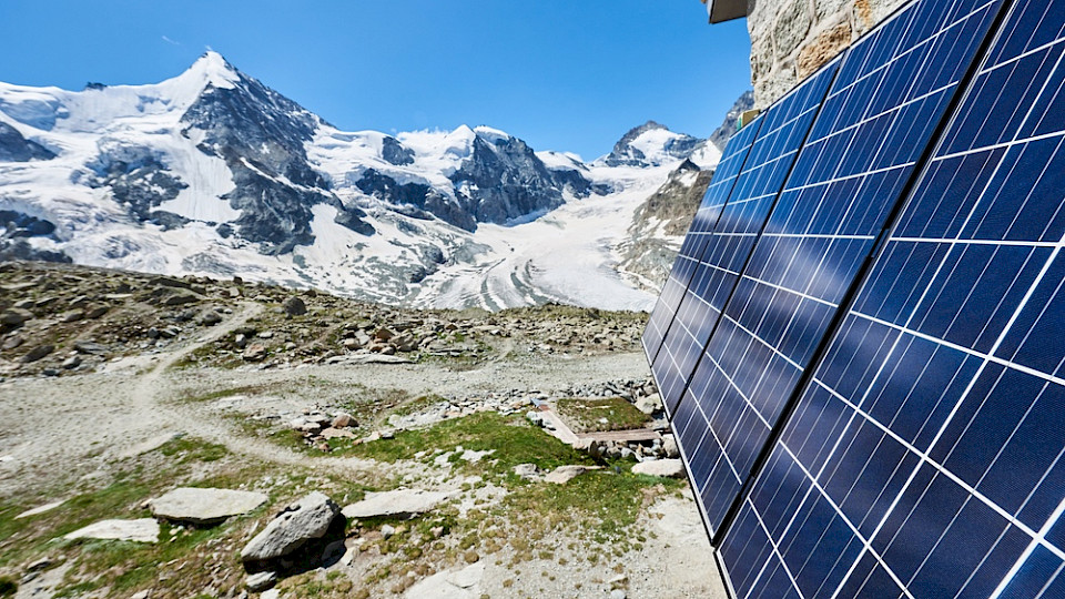 Nicht nur bei den Schweizer Berghütten sorgen immer mehr Solar-Panels für die Energie. (Bild Shutterstock/anatoliy_gleb)