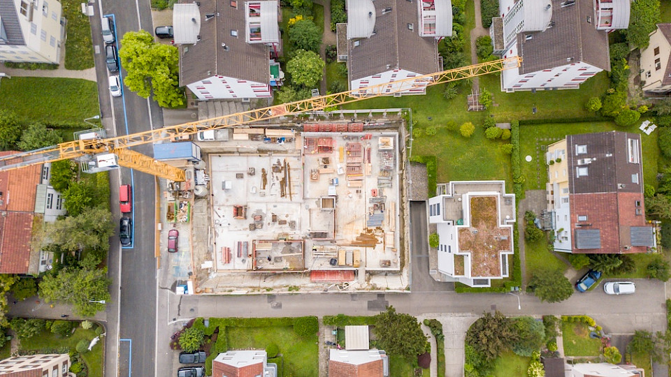 Lange Festhypotheken kosten derzeit weniger als kurzfristige. (Bild Shutterstock/swissdrone)