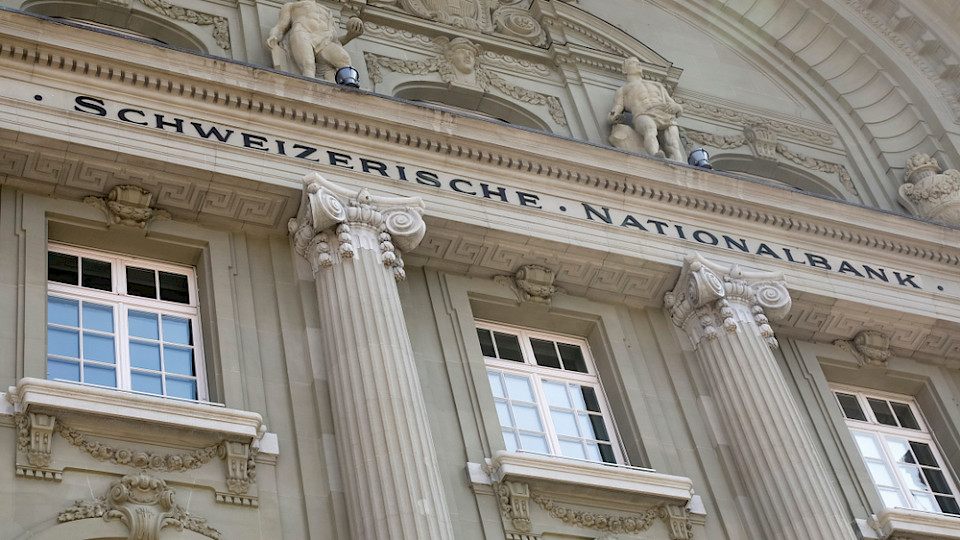 Die SNB startete mit kleinen Devisen-Verkäufen im zweiten Quartal 2022, aktuell sind es mehr als 32 Milliarden Franken. (Bild Shutterstock/marekusz)