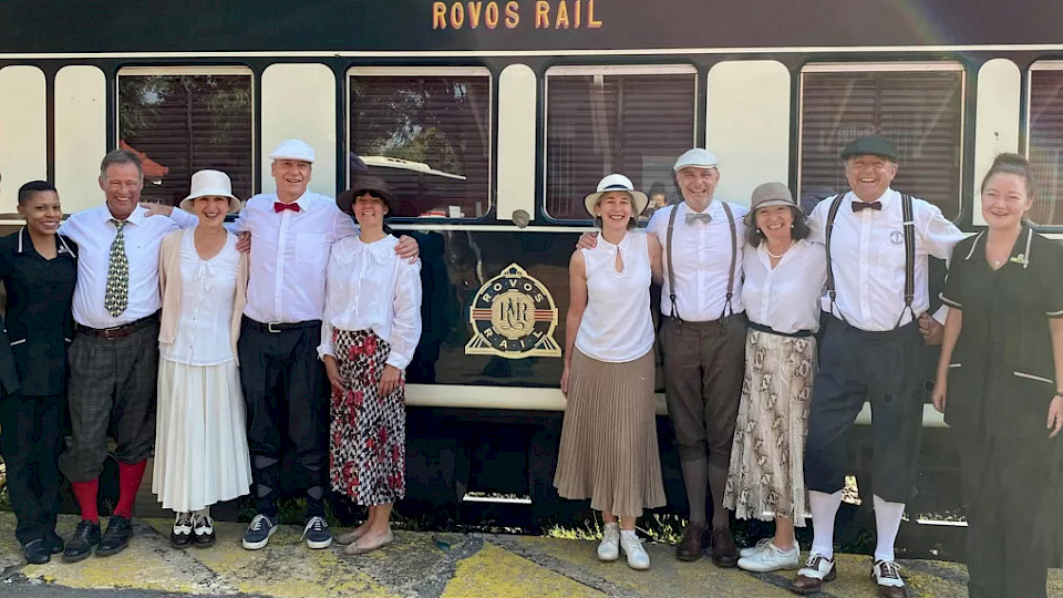 Maurus Lauber (2. von rechts) war schon 2020 und 2022 im Luxuszug und in Hickory-Ausrüstung in Südafrika unterwegs – zu seiner Pension mietet er den ganzen Zug. (Bild pd)