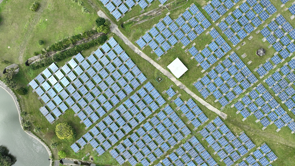 ESG wird in Asien immer mehr zum Thema, im Bild ein Solaranlage in Taiwan. (Bild Shutterstock/eric1207cvb)