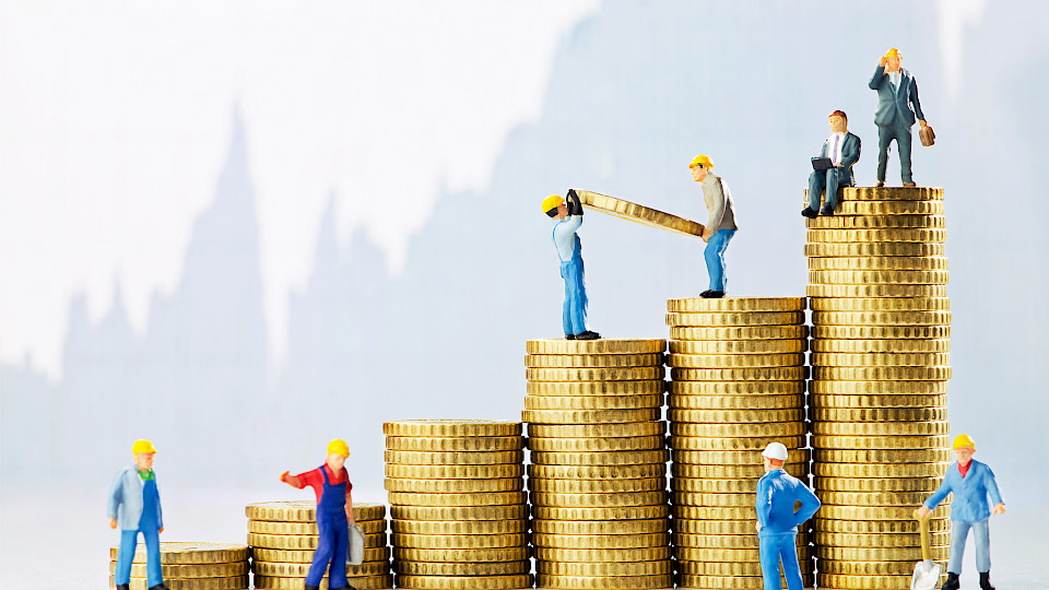 Nicht mehr Energie und Nahrungsmittel treiben die Inflation. Im Euroraum sind es die Löhne, die stark nach oben weisen. (Bild: Shutterstock.com/pogonici)