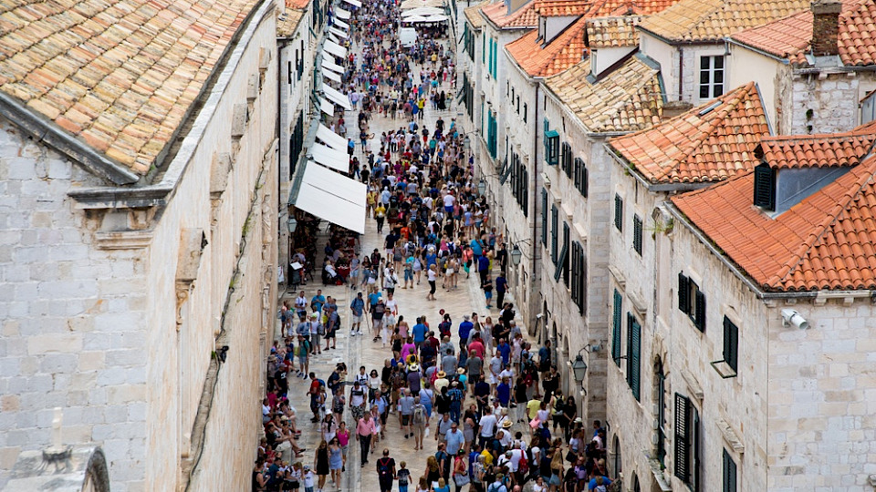 Die kroatische Hafenstadt Dubrovnik gilt als das überfüllteste Reiseziel Europas. (Bild Shutterstock/Ekaterina Kupeeva)