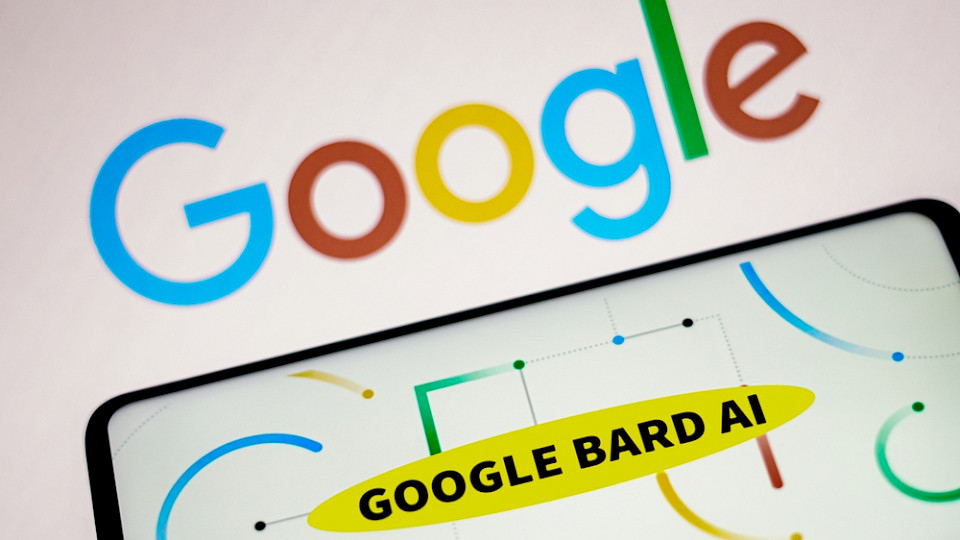 Für sein Google Bard hat der Konzern laut Anklage personenbezogene und urheberrechtlich geschützte Informationen genutzt. (Bild Shutterstock/rafapress)