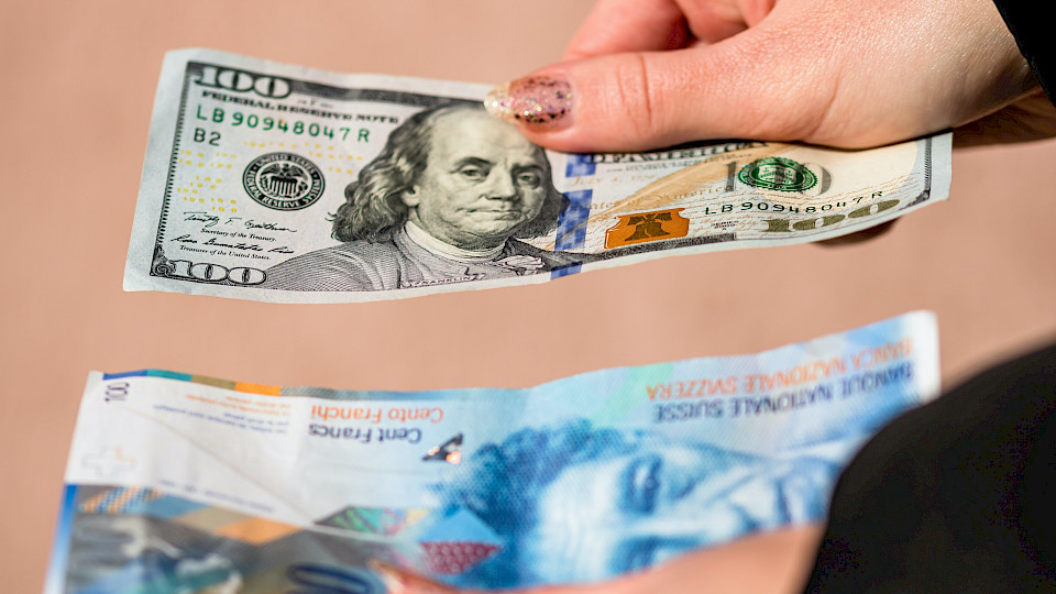 Eine Rezession in den USA könnte laut UBS auch den Dollar unter Druck bringen. (Bild Shutterstock/Vlad Ispas)