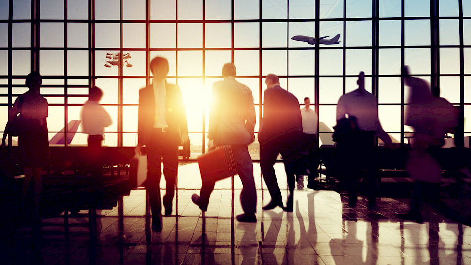 98 von 100 Befragten sehen Nachteile darin, Geschäftsreisen durch Videokonferenzen zu ersetzen. (Bild Shutterstock/Rawpixel.com)