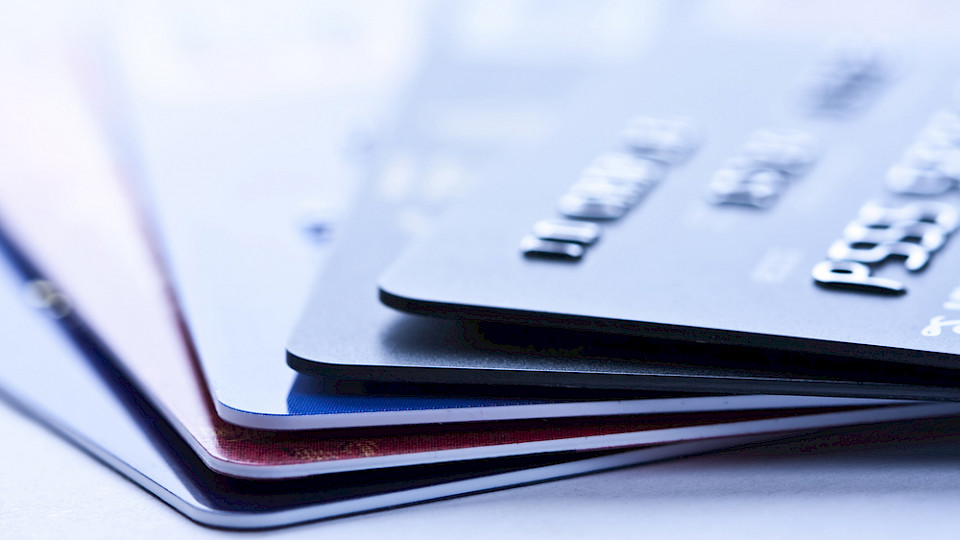 Je nach Einsatz der Karten kann es im Ausland richtig teuer werden. (Bild Shutterstock/luchunyu)