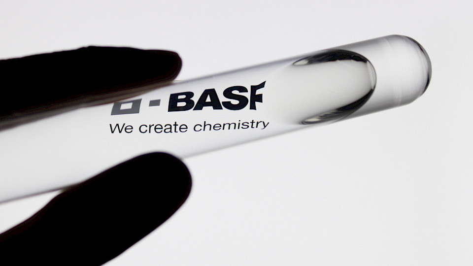 BASF und andere grosse Chemie-Unternehmen kämpfen mit der deutlich schwächeren Nachfrage. (Bild Shutterstock/Zimo-rodock)