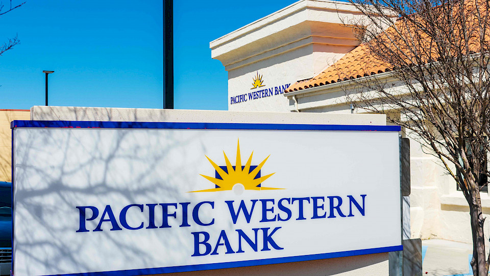 Die Pacific Western Bank kurz Pacwest wird von der kleineren Konkurrentin übernommen. (Bild Shutterstock/Michael Vi)