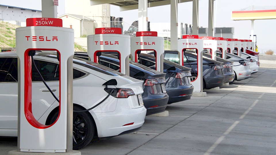 Die Tesla Supercharger sind das Vorbild, nach VW wollen weitere Autobauer ihre Ladestationen in den USA errichten. (Bild Shutterstock/Sheila Fitzgerald)