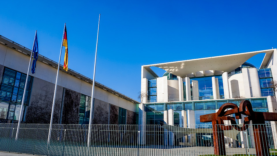 Deutschlands Familienunternehmer halten die Regierungspolitik (im Bild das Bundeskanzleramt) in vielen Punkten für verfehlt. (Bild: Shutterstock.cm/Ewa Studio)