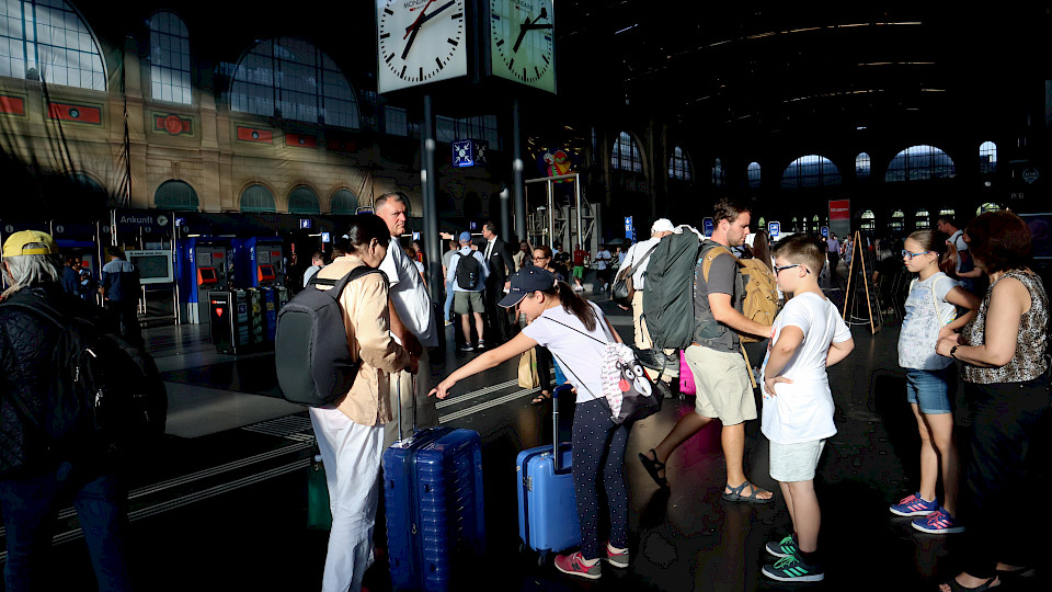 Der Personenreiseverkehr war im zweiten Quartal höher als vor der Corona-Pandemie. (Bild: Shuttterstock.com/Emilija Miljkovic)