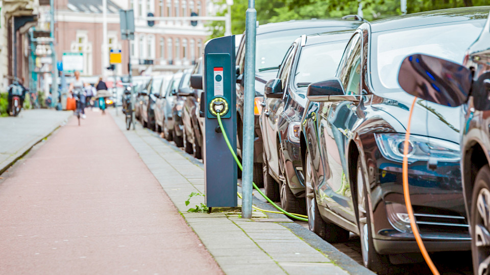 Neben den Ladestationen braucht es auch grosse Recycling-Anlagen für die Batterien der Elektro-Autos. (Bild Shutterstock/arkanto)