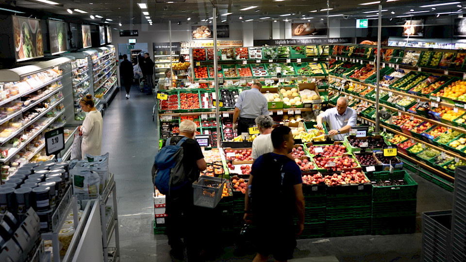 Laut Postfinance stiegen die Karten-Zahlungen im Juli um 1,6 Prozent. (Bild Shutterstock/Emilija Miljkovic)