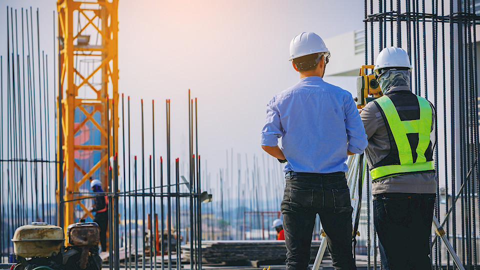 Im Gegensatz zu den Banken macht dem Baugewerbe der Zinsanstieg zu schaffen. (Bild: Shutterstock.com/Panumas Yanuthai)