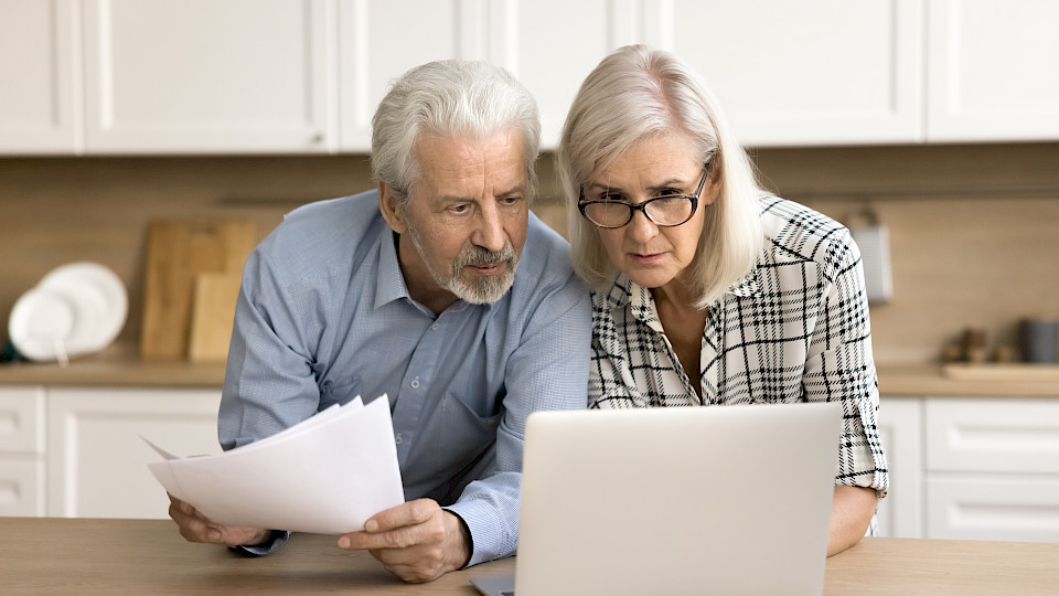 Wer eine Lebensversicherung abschliesst, muss über mögliche Kapitalmarktentwicklungen informiert werden. Viele Annahmen der Versicherer seien zu optimistisch, moniert die Finma. (Bild: Shutterstock.com/fizkes)