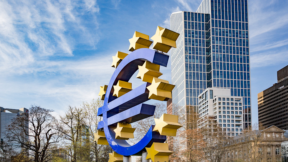 Historisch gesehen startet die Normalisierung der Zinskurve um die erste Zinssenkung herum. Das könnte schon 2024 sein. (Bild: Shutterstock.com/travelview)