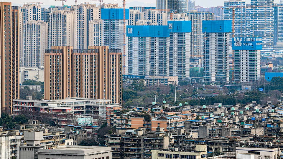 Unter anderem mit niedrigeren Anzahlungen will die chinesische Regierung den Immobilienmarkt stützen. (Bild Shutterstock/Adam Yee)