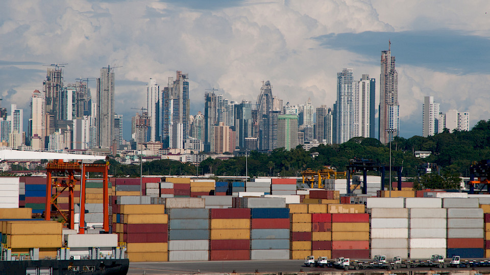 In Panama lagern die Container, statt durch den Kanal transportiert zu werden. (Bild Shutterstock/Rob Stokes)