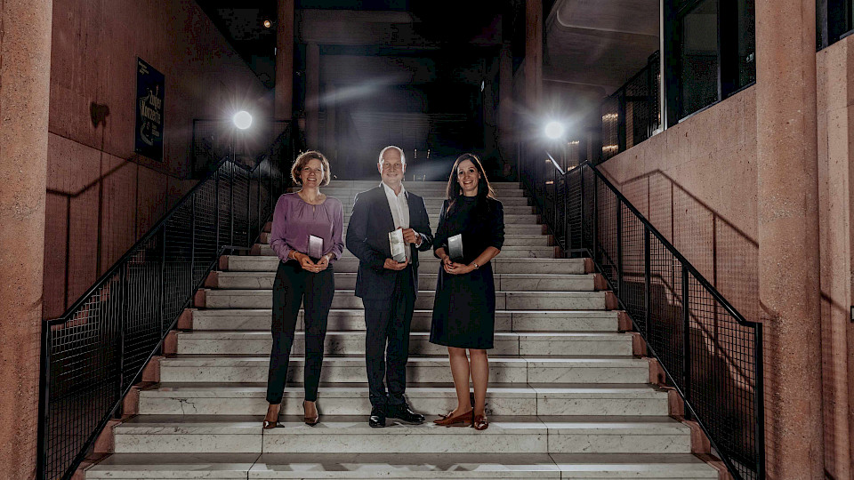 Timo Ihamuotila von ABB, umrahmt von Manuela Suter (Bucher) und Vitra-Finanzchefin Paula Indermühle. (Bild pd)