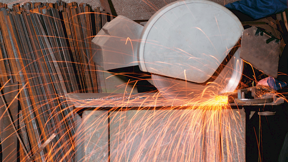 Dank des Fachkräftemangels bleibt ein grösserer Stellenabbau bisher aus. (Bild: Shutterstock.com/taist2)