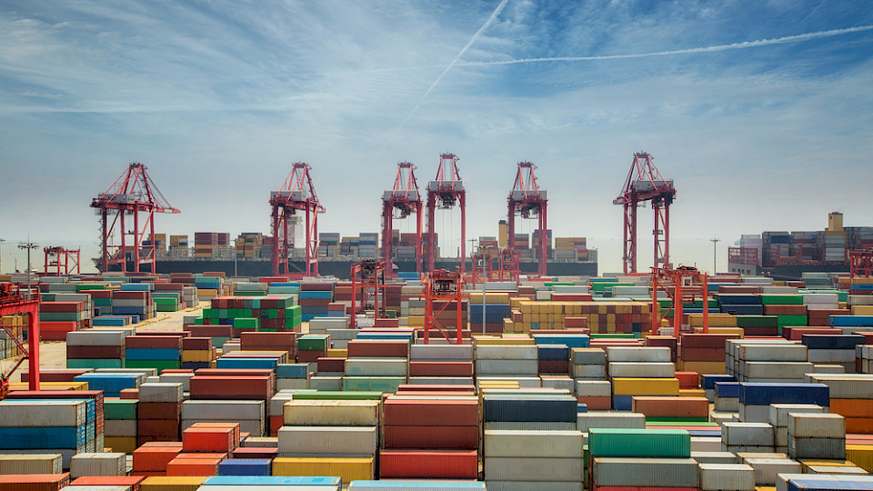 Im Vergleich zum Juli legten die chinesischen Ausfuhren im August leicht zu. (Bild Shutterstock/anek.soowannaphoom)