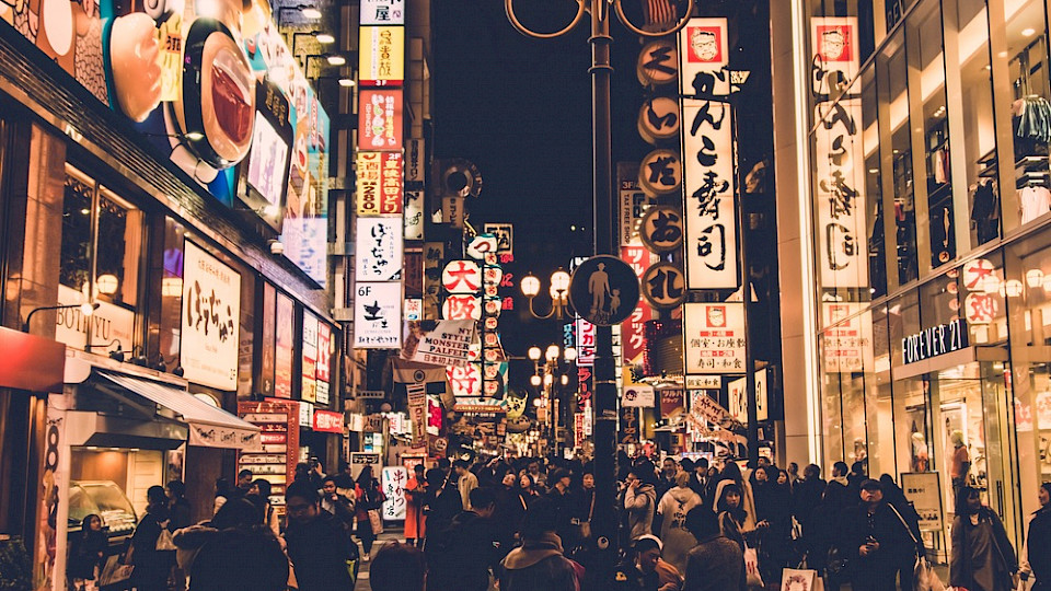 Die Japaner und Japanerinnen geben wieder mehr Geld in den Restaurants aus. Die Wirtschaft insgesamt wächst langsamer als erhofft. (Bild Shutterstock/Kae B Yuki)