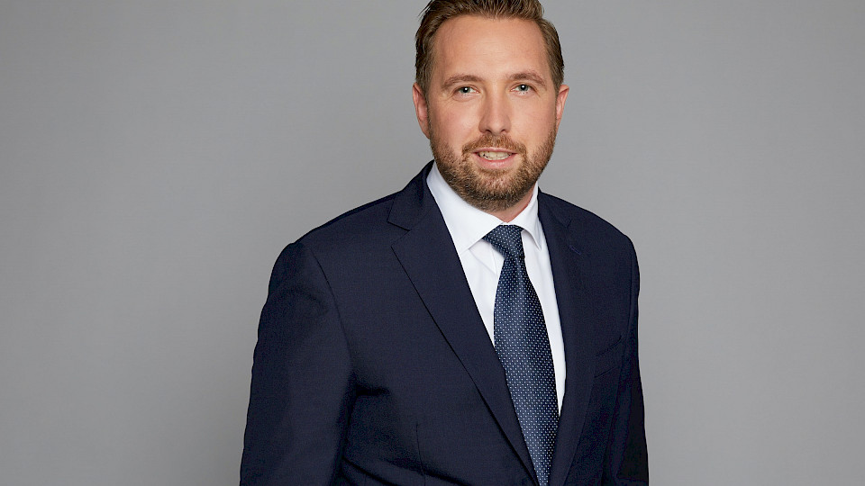 Die klassischen Automobilhersteller sind unter Druck, weiss, Philipp Stumpfegger, Portfolio Manager & Sector Analyst Automotive and Industrials, bei DJE Kapital AG. (Bild pd)