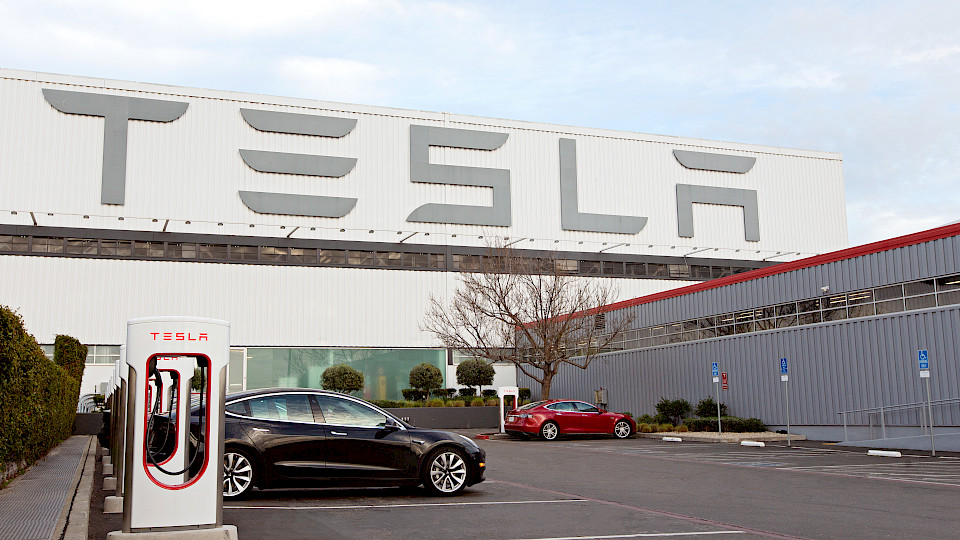 Nicht gewerkschaftlich organisiert ist die Arbeiterschaft von Tesla. Der Elektroautobauer könnte vom Streik profitieren. (Bild: Shutterstock.com/Aleksei Potov)