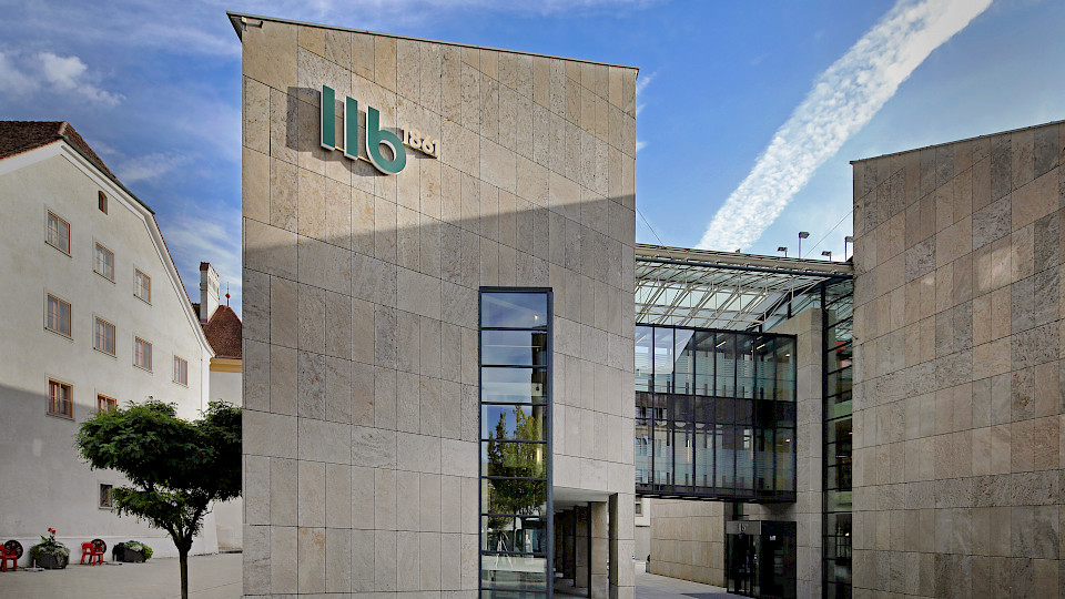 Der Hauptsitz der 1861 gegründeten Bank in Vaduz mit dem neuen Logo. (Bild: PD)