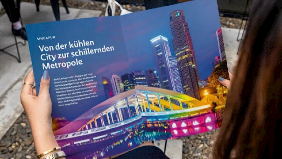 Der Katalog im Magazin-Stil bietet unter anderem Erlebnis- und Einkaufstipps. (Bild: pd)