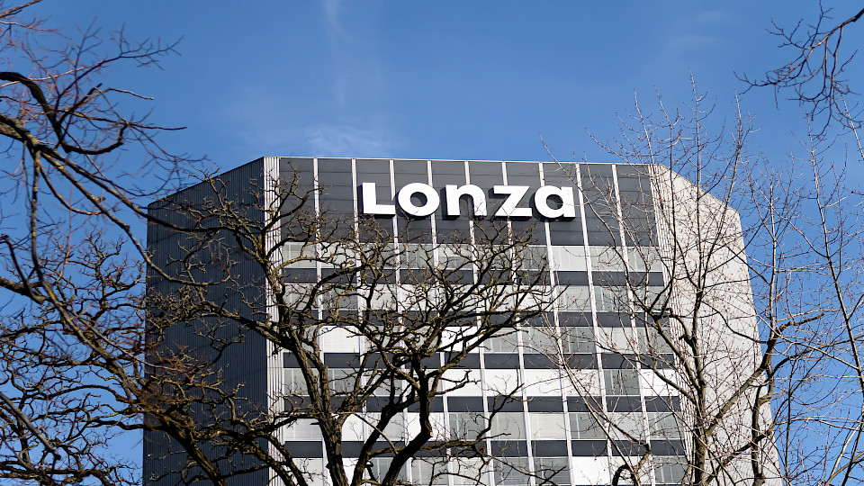 Lonza, hier der Hauptsitz in Basel, durchlebt schwierige Zeiten. (Bild: Shutterstock.com/Taljat David)