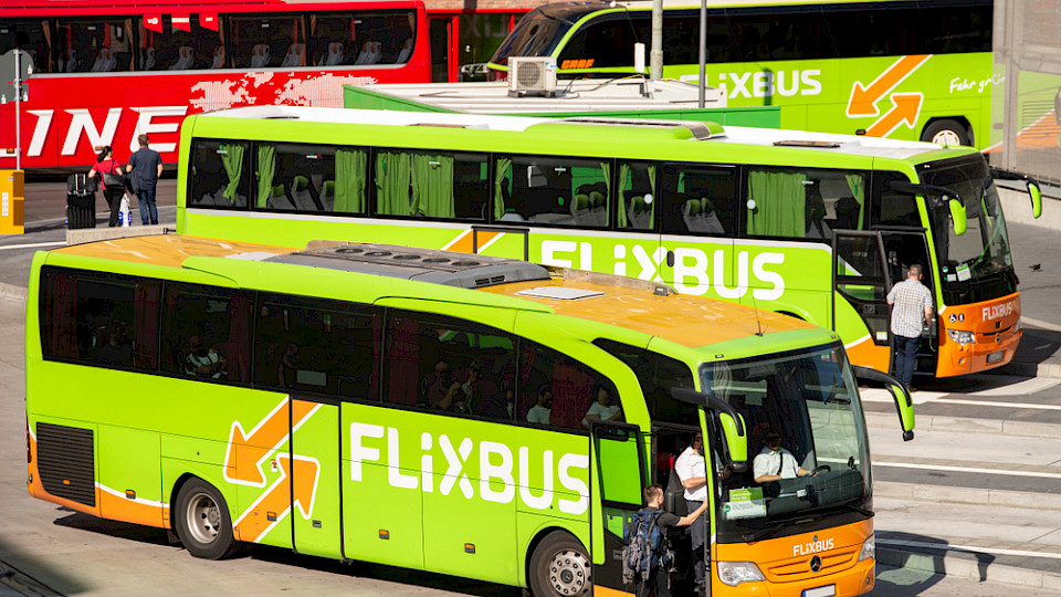 Bekannt sind die grünen Busse, in Deutschland setzt Flix auch auf die Schiene. (Bild gopixa/Shutterstock)