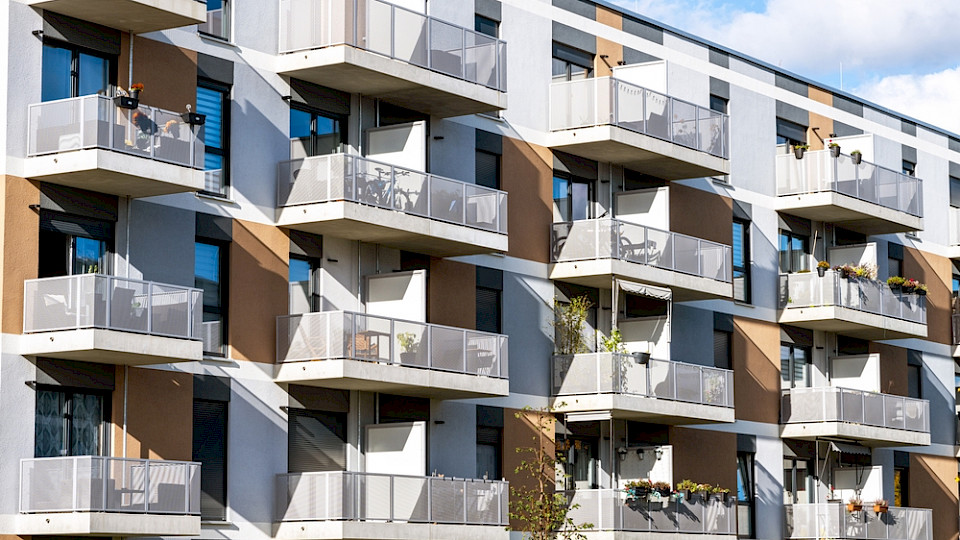 Wie hier in Berlin sanken die Preise für Wohnimmobilien in den grossen Städten am stärksten. (Bild elxeneize/Shutterstock)