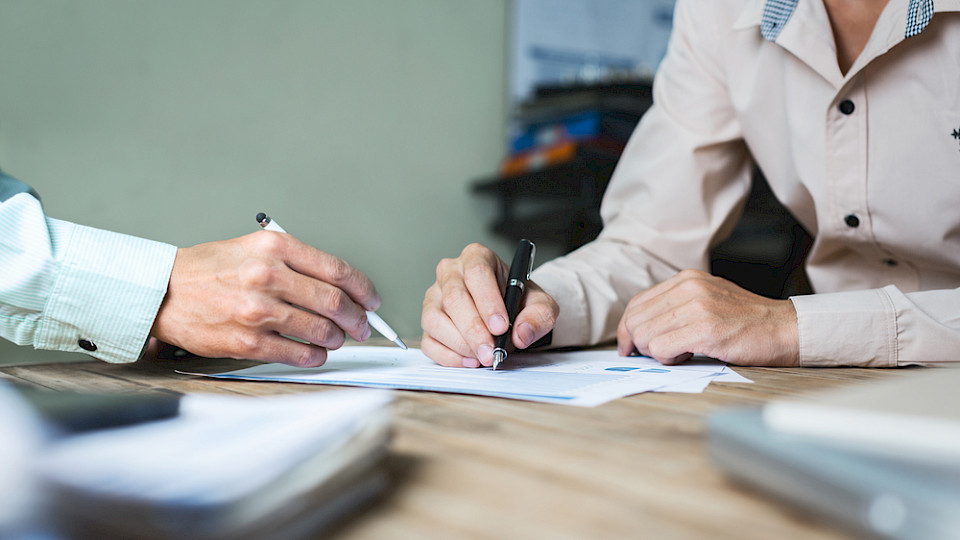 Im Dienstleistungssektor stieg die Unternehmensstimmung zuletzt an. (Bild PanuShot/Shutterstock)