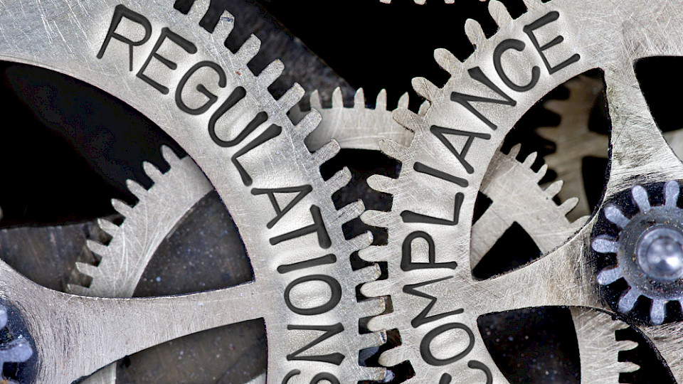 Fast 80 Prozent der Führungskräfte beklagten, dass die Komplexität der Compliance-Vorschriften ihre Geschäftsaktivitäten erschwere. (Bild EtiAmmos/Shutterstock)