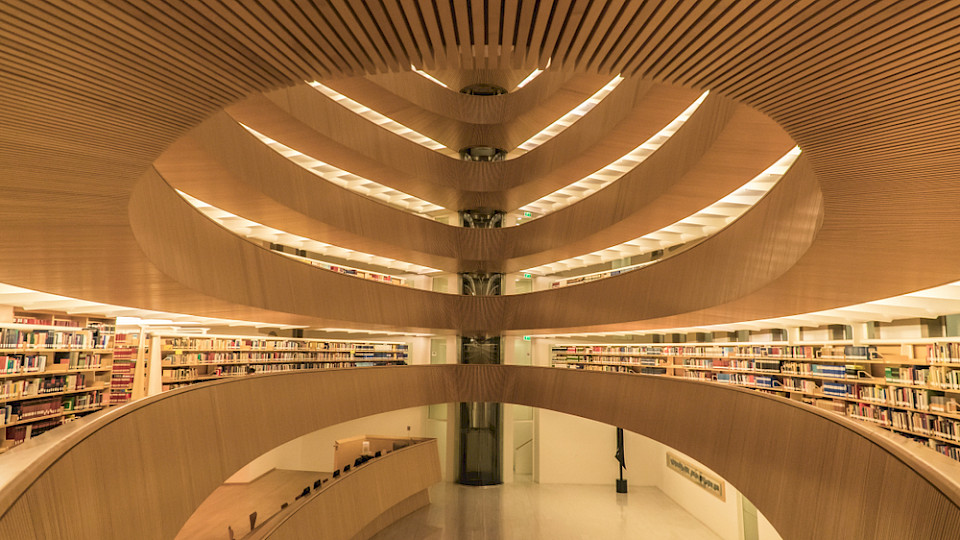 Beim UN-Ranking punkto Innovation zählen unter anderem die Investitionen für die Bildung, hier die Rechtsbibliothek der Uni Zürich. (Bild Jam Travels/Shutterstock)