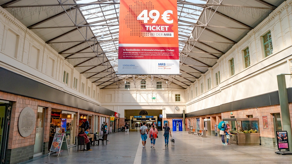 Das Deutschland-Ticket erhöht die Schulden des deutschen Staates um gut 8 Milliarden Euro. (Bild Oleg Senkov/Shutterstock)